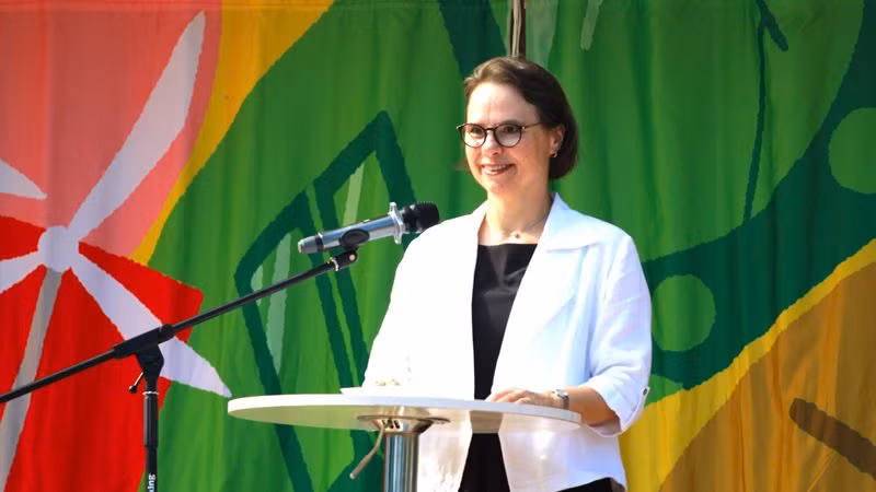 Bà Josefine Wallat, đại diện Tổng Lãnh sự quán Đức tại Thành phố Hồ Chí Minh, phát biểu tại buổi khai mạc Chương trình “Chuyến xe hướng nghiệp Đức”. Bà Josefine Wallat, đại diện Tổng Lãnh sự quán Đức tại Thành phố Hồ Chí Minh, phát biểu tại buổi khai mạc Chương trình “Chuyến xe hướng nghiệp Đức”.