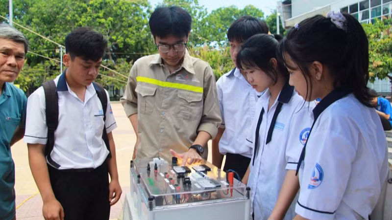 Học sinh tại Ninh Thuận có dịp trải nghiệm thực tế về các hoạt động của những mô hình đào tạo nghề qua cách điều khiển bảng điện tử tại các gian hàng trưng bày vừa trực quan, vừa thú vị. Học sinh tại Ninh Thuận có dịp trải nghiệm thực tế về các hoạt động của những mô hình đào tạo nghề qua cách điều khiển bảng điện tử tại các gian hàng trưng bày vừa trực quan, vừa thú vị.