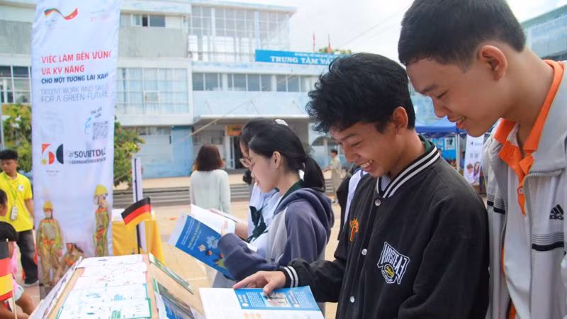 Học sinh, sinh viên ở Ninh Thuận xem tài liệu hướng dẫn về học tập, tìm việc làm bền vững và kỹ năng cho một tương lai xanh do Chương trình "Chuyến xe hướng nghiệp Đức" trưng bày. Học sinh, sinh viên ở Ninh Thuận xem tài liệu hướng dẫn về học tập, tìm việc làm bền vững và kỹ năng cho một tương lai xanh do Chương trình "Chuyến xe hướng nghiệp Đức" trưng bày.
