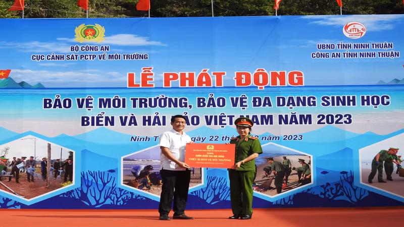 Cục trưởng Cảnh sát phòng, chống tội phạm về môi trường (Bộ công an) tặng thiết bị bảo vệ môi trường cho Vườn Quốc gia Núi Chúa, tỉnh Ninh Thuận.