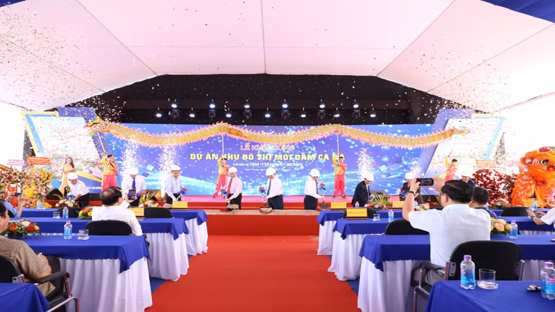 Lãnh đạo tỉnh Ninh Thuận cùng đại diện nhà đầu tư, nhà thầu thực hiện nghi thức lễ khởi công dự án.
