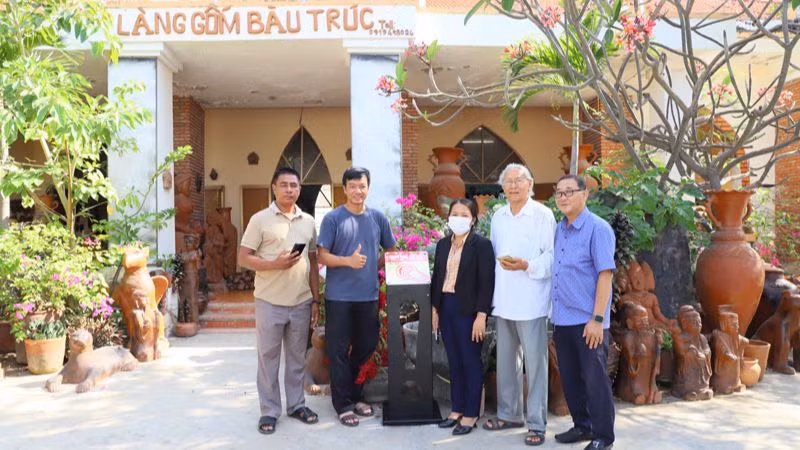 Lắp đặt hoàn thành trạm tương tác thông minh có công nghệ kết nối không dây tầm ngắn (NFC-Near-Field Communications) thuộc Dự án "Yêu lắm Việt Nam" của Báo Nhân Dân tại Hợp tác xã gốm Bàu Trúc, thị trấn Phước Dân, huyện Ninh Phước (Ninh Thuận).
