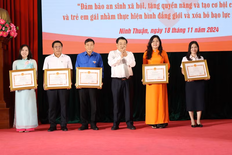 Lãnh đạo Ủy ban nhân dân tỉnh Ninh Thuận tặng bằng khen cho các tập thể và cá nhân đã có thành tích xuất sắc thực hiện Chiến lược quốc gia về bình đẳng giới trên địa bàn tỉnh năm 2024. Lãnh đạo Ủy ban nhân dân tỉnh Ninh Thuận tặng bằng khen cho các tập thể và cá nhân đã có thành tích xuất sắc thực hiện Chiến lược quốc gia về bình đẳng giới trên địa bàn tỉnh năm 2024.