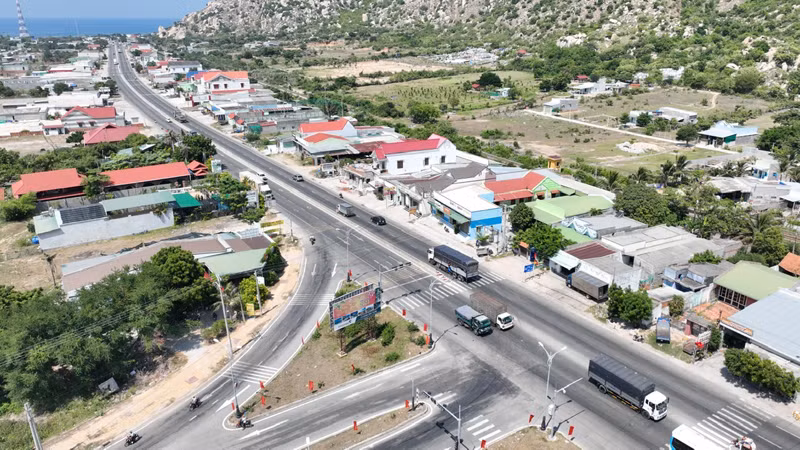 Một góc xã Cà Ná, huyện Thuận Nam, tỉnh Ninh Thuận có hệ thống giao thông thuận lợi, nằm trên trục giao thông - kinh tế quan trọng Quốc lộ 1A, tuyến đường sắt bắc-nam, tuyến đường ven biển...