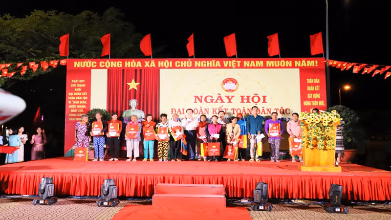 Phó Thủ tướng Lê Minh Khái đã tặng quà cho các gia đình chính sách khó khăn tại Ngày hội. Phó Thủ tướng Lê Minh Khái đã tặng quà cho các gia đình chính sách khó khăn tại Ngày hội.