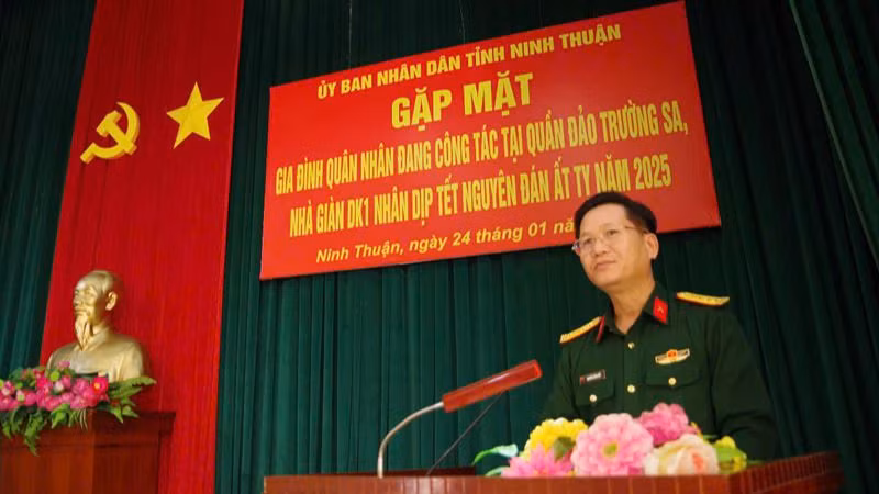 Đại tá Nguyễn Văn Kiểu, Phó Chính ủy Bộ Chỉ huy quân sự tỉnh, Phó Ban vận động đóng góp, ủng hộ Quỹ vì biển đảo Việt Nam tỉnh Ninh Thuận phát biểu tại buổi họp mặt (Ảnh: DANH TÀI)