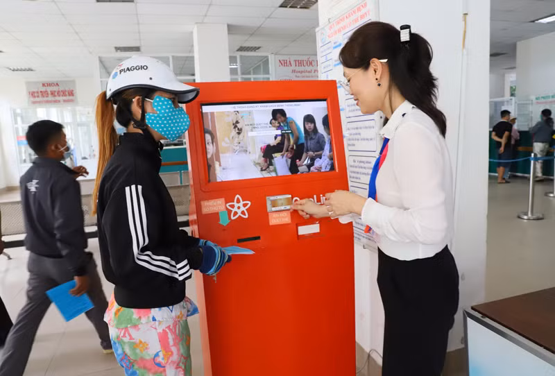 Bộ phận chăm sóc khách hàng ứng dụng công nghệ số giúp bệnh nhân cập nhật thông tin khi đến bệnh viện.