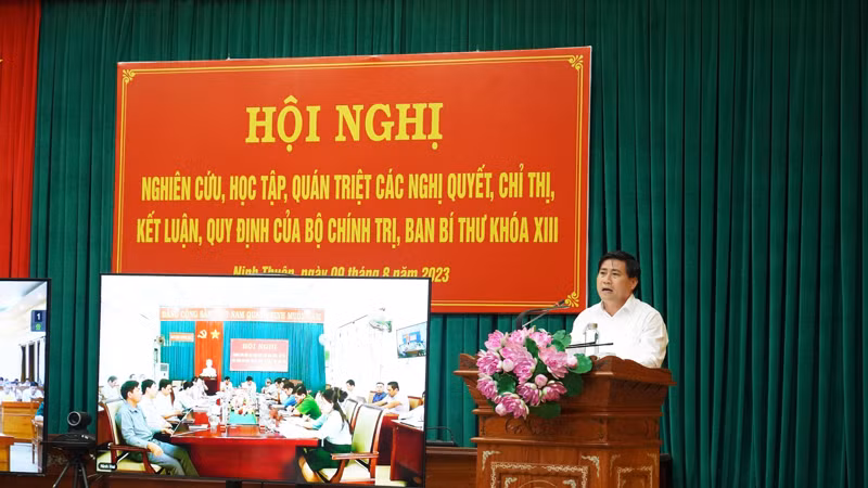 Trưởng Ban Tổ chức Tỉnh ủy Ninh Thuận Lâm Đông quán triệt các Kết luận số 50-KL/TW ngày 28/2/2023; Nghị quyết số 18-NQ/TW; Quy định số 96-QĐ/TW ngày 2/2/2023; Quy định số 114-QĐ/TW ngày 11/7/2023 của Bộ Chính trị tại điểm cầu chính của hội nghị.