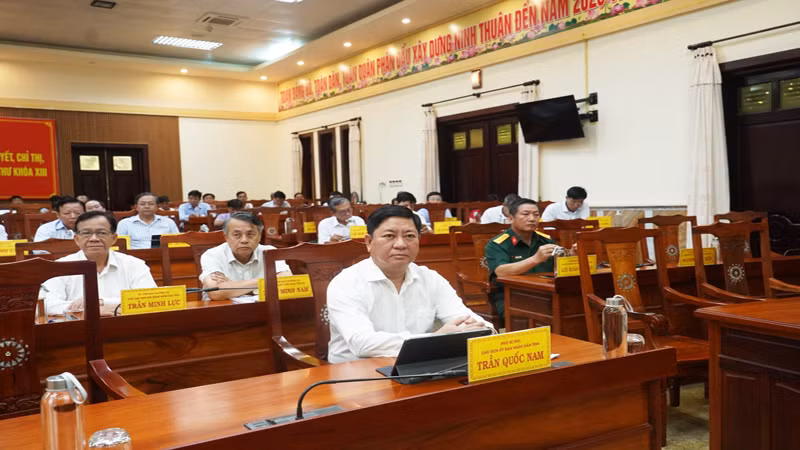 Đồng chí Trần Quốc Nam, Phó Bí thư Tỉnh ủy, Chủ tịch Ủy ban nhân dân tỉnh Ninh Thuận chủ trì hội nghị tại điểm cầu chính. Tham dự, có các đồng chí Ủy viên thường vụ Tỉnh ủy, Tỉnh ủy viên.