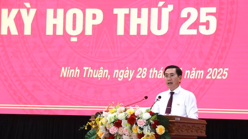 Đồng chí Phạm Văn Hậu, Phó Bí thư Thường trực Tỉnh ủy, Chủ tịch Hội đồng nhân dân tỉnh Ninh Thuận phát biểu khai mạc kỳ họp. Đồng chí Phạm Văn Hậu, Phó Bí thư Thường trực Tỉnh ủy, Chủ tịch Hội đồng nhân dân tỉnh Ninh Thuận phát biểu khai mạc kỳ họp.