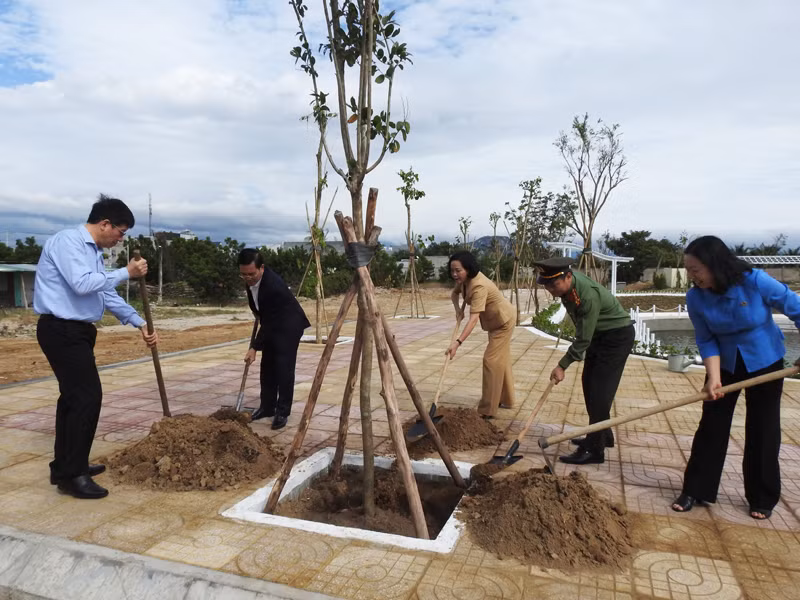 Phó Chủ tịch Quốc hội Nguyễn Thị Thanh cùng đoàn công tác, lãnh đạo tỉnh Ninh Thuận và lãnh đạo Công an tỉnh Ninh Thuận trồng cây lưu niệm tại trụ sở Công an tỉnh. (Ảnh: NGUYỄN TRUNG) Phó Chủ tịch Quốc hội Nguyễn Thị Thanh cùng đoàn công tác, lãnh đạo tỉnh Ninh Thuận và lãnh đạo Công an tỉnh Ninh Thuận trồng cây lưu niệm tại trụ sở Công an tỉnh. (Ảnh: NGUYỄN TRUNG)