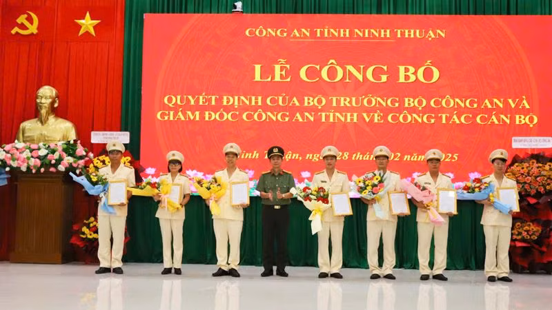 Lãnh đạo Công an tỉnh Ninh Thuận trao quyết định điều động, bố trí lãnh đạo cấp phòng trực thuộc Công an tỉnh. (Ảnh: NGUYỄN TRUNG)