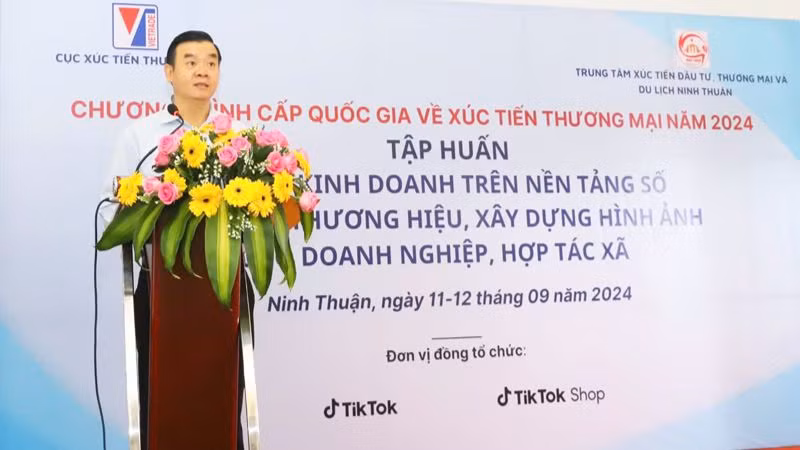 Phó Giám đốc Trung tâm Xúc tiến đầu tư, thương mại và du lịch tỉnh Ninh Thuận Nguyễn Anh Minh phát biểu tại buổi khai mạc chương trình. (Ảnh: NGUYỄN TRUNG)