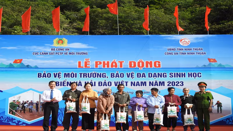 Ban Tổ chức tặng quà cho người nghèo xã Vĩnh Hải, huyện Ninh Hải, tỉnh Ninh Thuận.