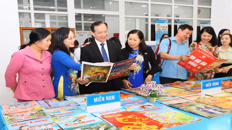 Hàng trăm ấn phẩm Xuân Giáp Thìn 2024 của nhiều cơ quan báo chí trên cả nước được trưng bày, thu hút đông đảo cán bộ và nhân dân tỉnh Ninh Thuận đến xem và đọc. Hàng trăm ấn phẩm Xuân Giáp Thìn 2024 của nhiều cơ quan báo chí trên cả nước được trưng bày, thu hút đông đảo cán bộ và nhân dân tỉnh Ninh Thuận đến xem và đọc.