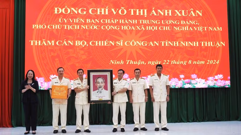 Phó Chủ tịch nước Võ Thị Ánh Xuân tặng di ảnh Bác Hồ kính yêu cho cán bộ, chiến sĩ Công an tỉnh Ninh Thuận. (Ảnh: NGUYỄN TRUNG)