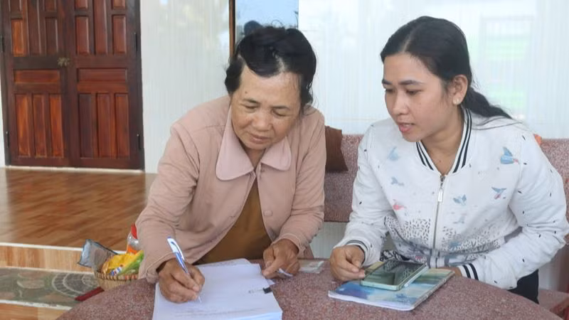 Cán bộ xã Phước Dinh, huyện Thuận Nam (Ninh Thuận) hướng dẫn người dân ký cam kết giữ nguyên hiện trạng đất đai và tài sản gắn liền với đất. Cán bộ xã Phước Dinh, huyện Thuận Nam (Ninh Thuận) hướng dẫn người dân ký cam kết giữ nguyên hiện trạng đất đai và tài sản gắn liền với đất.