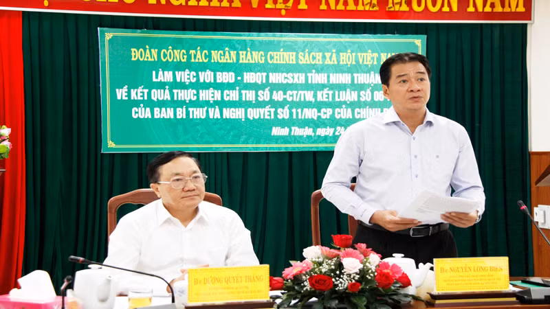Phó Chủ tịch Ủy ban nhân dân tỉnh Ninh Thuận Nguyễn Long Biên phát biểu đề nghị Ngân hàng Chính sách xã hội Việt Nam tiếp tục hỗ trợ địa phương về nguồn vốn vay cho hộ nghèo, hộ cận nghèo trong điều kiện tỉnh thu ngân sách còn thấp. Phó Chủ tịch Ủy ban nhân dân tỉnh Ninh Thuận Nguyễn Long Biên phát biểu đề nghị Ngân hàng Chính sách xã hội Việt Nam tiếp tục hỗ trợ địa phương về nguồn vốn vay cho hộ nghèo, hộ cận nghèo trong điều kiện tỉnh thu ngân sách còn thấp.