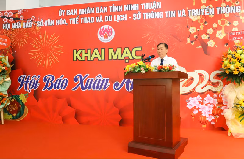 Chủ tịch Hội Nhà báo tỉnh Ninh Thuận Nguyễn Minh Thái phát biểu khai mạc Hội báo Xuân Ất Tỵ năm 2025. (Ảnh: NGUYỄN TRUNG) Chủ tịch Hội Nhà báo tỉnh Ninh Thuận Nguyễn Minh Thái phát biểu khai mạc Hội báo Xuân Ất Tỵ năm 2025. (Ảnh: NGUYỄN TRUNG)