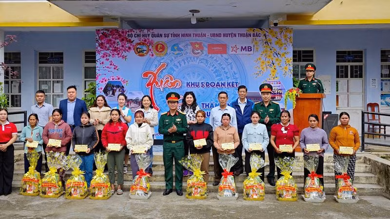 Đoàn công tác tặng quà Tết cho đồng bào xã Phước Chiến, huyện Thuận Bắc. (Ảnh: DANH TÀI) Đoàn công tác tặng quà Tết cho đồng bào xã Phước Chiến, huyện Thuận Bắc. (Ảnh: DANH TÀI)