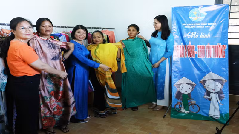 Tặng "Áo dài 0 đồng-trao yêu thương" của chương trình cho hội viên phụ nữ huyện Bác Ái, tỉnh Ninh Thuận. Tặng "Áo dài 0 đồng-trao yêu thương" của chương trình cho hội viên phụ nữ huyện Bác Ái, tỉnh Ninh Thuận.