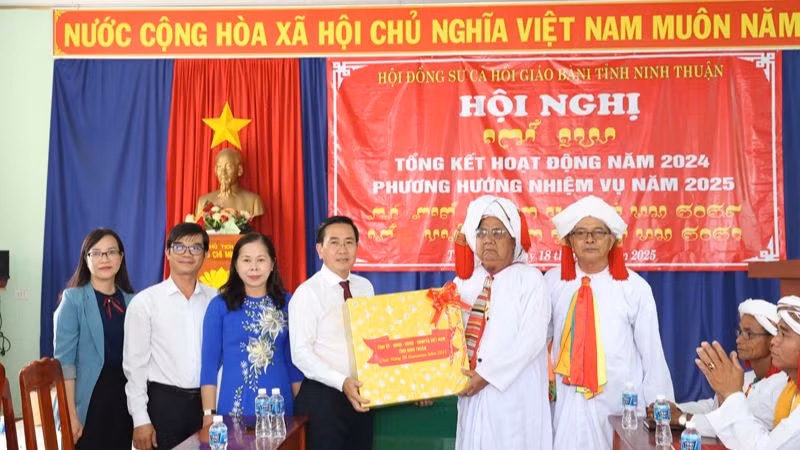 Lãnh đạo tỉnh Ninh Thuận đi thăm, tặng quà chúc mừng Tết Ramưwan cho Hội đồng sư cả hồi giáo Bà ni tỉnh Ninh Thuận. Ảnh: NGUYỄN TRUNG Lãnh đạo tỉnh Ninh Thuận đi thăm, tặng quà chúc mừng Tết Ramưwan cho Hội đồng sư cả hồi giáo Bà ni tỉnh Ninh Thuận. Ảnh: NGUYỄN TRUNG