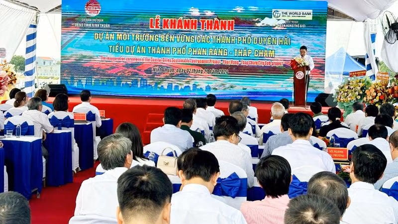 Quang cảnh buổi lễ. (Ảnh: NGUYỄN TRUNG)
