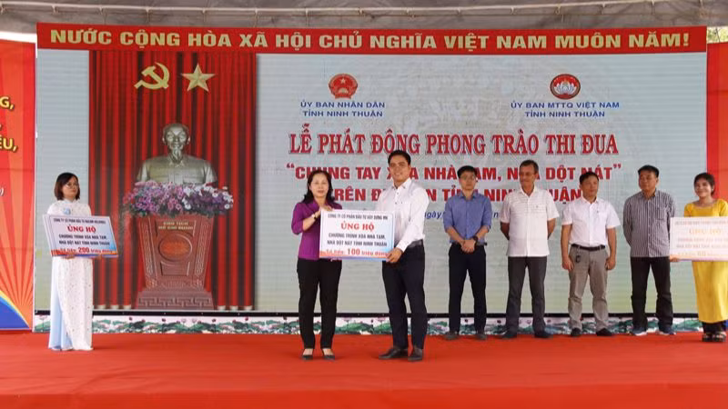 Lãnh đạo Ủy ban Mặt trận Tổ quốc Việt Nam tỉnh Ninh Thuận tiếp nhận sự ủng hộ của các tổ chức, doanh nghiệp tại buổi lễ. (Ảnh: NGUYỄN TRUNG)