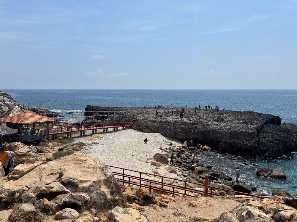 Khu vực Hang Rái, thuộc Vườn Quốc gia Núi Chúa, xã Vĩnh Hải, huyện Ninh Hải (Ninh Thuận) có tảng san hô lớn đã hóa thạch triệu năm tuổi, thu hút đông đảo du khách trong nước và quốc tế đến tham quan. (Ảnh: NGUYỄN TRUNG)