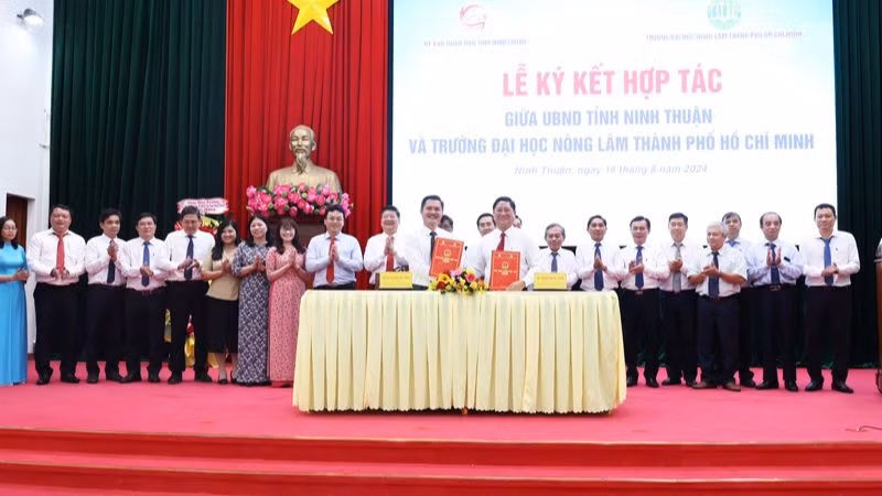 Lãnh đạo Ủy ban nhân dân tỉnh Ninh Thuận và Trường đại học Nông Lâm Thành phố Hồ Chí Minh ký kết hợp tác trước sự chứng kiến của lãnh đạo các sở, ban, ngành địa phương và tập thể cán bộ, giảng viên Trường đại học Nông Lâm Thành phố Hồ Chí Minh tại buổi lễ. (Ảnh: NGUYỄN TRUNG)