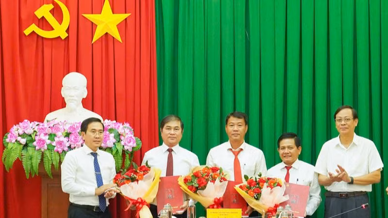 Thay mặt Ban Thường vụ Tỉnh ủy Ninh Thuận, đồng chí Nguyễn Đức Thanh, Ủy viên Trung ương Đảng, Bí thư Tỉnh ủy (người thứ nhất bên phải ảnh) và đồng chí Phạm Văn Hậu, Phó Bí thư Thường trực Tỉnh ủy (người thứ nhất bên trái ảnh) trao quyết định và tặng hoa chúc mừng các đồng chí được bổ nhiệm nhiệm vụ mới tại buổi lễ. (Ảnh: NGUYỄN TRUNG)
