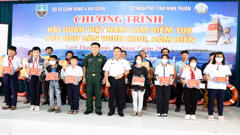 Tặng quà cho các cháu học sinh là con ngư dân có hoàn cảnh khó khăn vươn lên trong học tập.