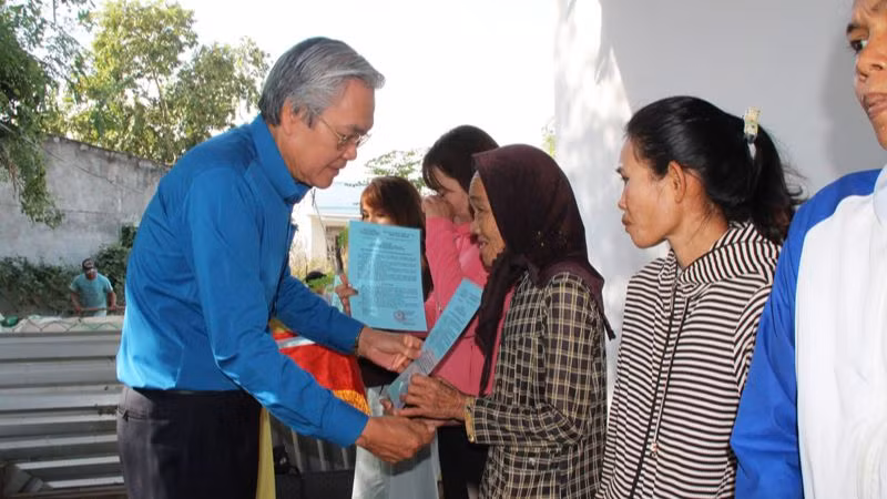 Người nghèo, cận nghèo huyện Ninh Phước vui mừng đón nhận quyết định bàn giao nhà Đại đoàn kết (Ảnh: NGUYỄN TRUNG)