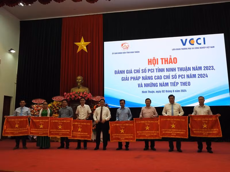 Lãnh đạo Ủy ban nhân dân tỉnh NInh Thuận trao Cờ thi đua tặng cho 8 tập thể có thành tích xuất sắc, đóng góp tích cực trong nâng cao chỉ số PCI của tỉnh trong năm 2023