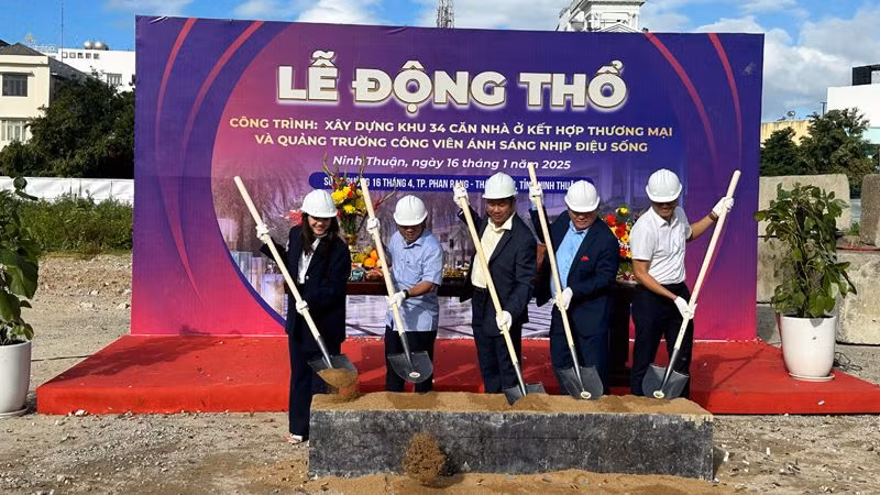Nhà đầu tư thực hiện nghi thức động thổ xây dựng công trình. (Ảnh: NGUYỄN TRUNG)
