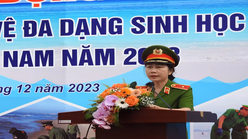 Thiếu tướng Nhữ Thị Minh Nguyệt, Phó Cục trưởng Cảnh sát phòng, chống tội phạm về môi trường (Bộ Công an) phát biểu tại buổi lễ.