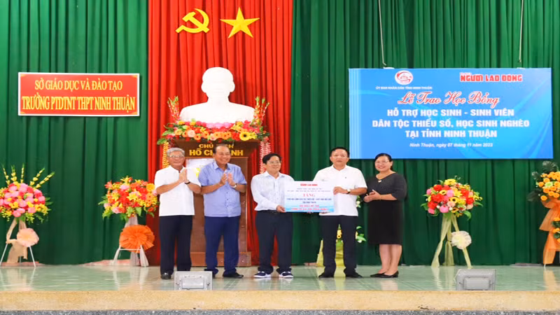 Ông Trương Hòa Bình, nguyên Ủy viên Bộ Chính trị, nguyên Phó Chủ tịch Thường trực Chính phủ, Chủ tịch danh dự chương trình “Tự hào cờ Tổ quốc” cùng lãnh đạo Ban Biên tập Báo Người Lao động trao bảng tượng trưng cho lãnh đạo Ủy ban nhân dân tỉnh và Sở Giáo dục và Đào tạo tỉnh Ninh Thuận