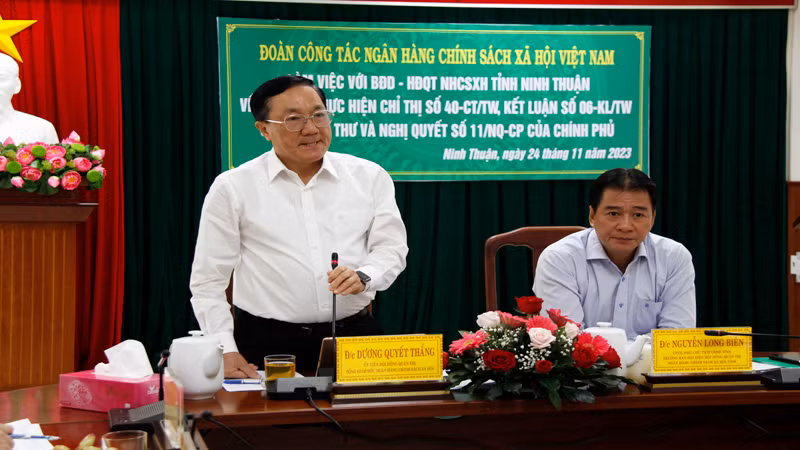 Tổng Giám đốc Ngân hàng Chính sách xã hội Việt Nam Dương Quyết Thắng phát biểu tại buổi làm việc. Tổng Giám đốc Ngân hàng Chính sách xã hội Việt Nam Dương Quyết Thắng phát biểu tại buổi làm việc.