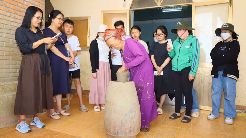 Với phương thức đi thụt lùi xoay quanh một bàn trục cố định, nghệ nhân làng gốm Chăm Bàu Trúc thả hồn mình vào những động tác nhà nặn để biến khối đất sét vô tri thành những sản phẩm gốm độc đáo. Làng gốm Chăm Bàu Trúc ở thị trấn Phước dân, huyện Ninh Phước (Ninh Thuận) được coi là làng nghề cổ xưa nhất Đông Nam Á tồn tại đến ngày nay. (Ảnh: NGUYỄN TRUNG)