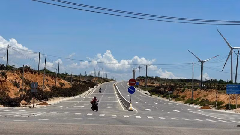 Tuyến đường Văn Lâm-Sơn Hải dài hơn 13km, tổng mức đầu tư hơn 372 tỷ đồng nối Quốc lộ 1 xuống tận xã Phước Dinh, huyện Thuận Nam (Ninh Thuận) đã thông xe vào cuối năm 2024, thuận lợi cho việc vận chuyển, tập kết vật liệu xây dựng Nhà máy điện hạt nhân 1. Tuyến đường Văn Lâm-Sơn Hải dài hơn 13km, tổng mức đầu tư hơn 372 tỷ đồng nối Quốc lộ 1 xuống tận xã Phước Dinh, huyện Thuận Nam (Ninh Thuận) đã thông xe vào cuối năm 2024, thuận lợi cho việc vận chuyển, tập kết vật liệu xây dựng Nhà máy điện hạt nhân 1.
