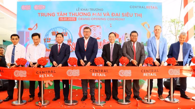 Lãnh đạo tỉnh Ninh Thuận và nhà đầu tư cắt băng khai trương. (Ảnh: NGUYỄN TRUNG)