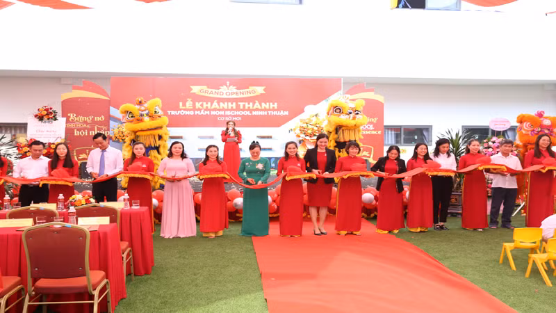 Nhà đầu tư và lãnh đạo Ủy ban nhân dân thành phố Phan Rang-Tháp Chàm, tỉnh Ninh Thuận cắt băng khánh thành tại buổi lễ.