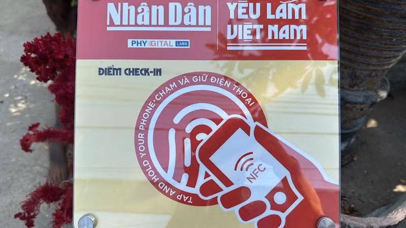 Bảng có công nghệ kết nối không dây tầm ngắn hoạt động tự động, không cần có nguồn điện, giúp cho người dân và du khách dễ dàng kết nối với điện thoại thông minh để truy cập vào liên kết của trang web “Yêu lắm Việt Nam”. Bảng có công nghệ kết nối không dây tầm ngắn hoạt động tự động, không cần có nguồn điện, giúp cho người dân và du khách dễ dàng kết nối với điện thoại thông minh để truy cập vào liên kết của trang web “Yêu lắm Việt Nam”.