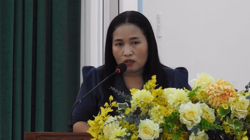 Trưởng Ban Tuyên giáo và Dân vận Tỉnh ủy Ninh Thuận báo cáo công tác triển khai tuyên truyền về Dự án xây dựng nhà máy điện hạt nhân tại Ninh Thuận trong thời gian vừa qua.