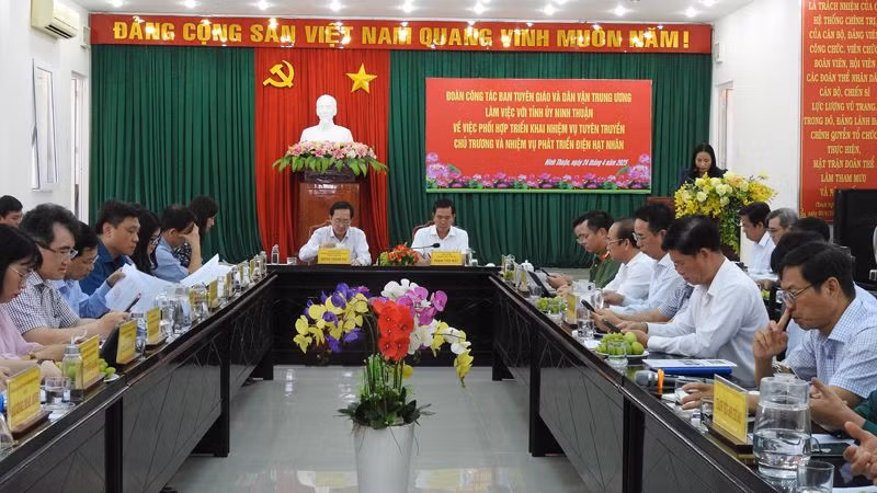 Quang cảnh buổi làm việc