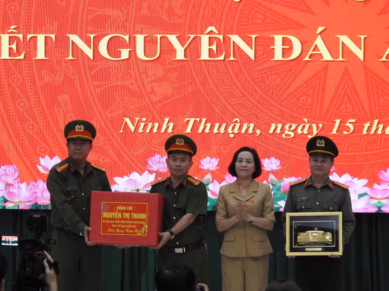 Phó Chủ tịch Quốc Hội Nguyễn Thị Thanh tặng tập thể cán bộ, chiến sĩ Công an tỉnh Ninh Thuận bức tranh 3D nhà Quốc hội. (Ảnh: NGUYỄN TRUNG) Phó Chủ tịch Quốc Hội Nguyễn Thị Thanh tặng tập thể cán bộ, chiến sĩ Công an tỉnh Ninh Thuận bức tranh 3D nhà Quốc hội. (Ảnh: NGUYỄN TRUNG)