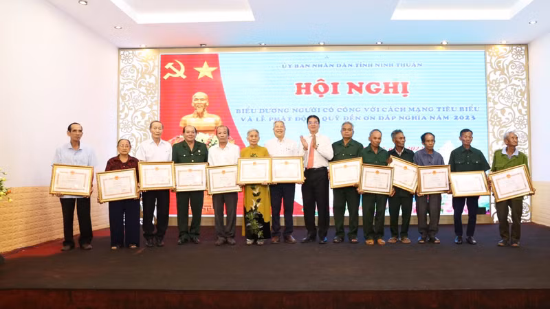 Phó Chủ tịch Ủy ban nhân dân tỉnh Ninh Thuận Nguyễn Long Biên tặng Bằng khen cho gia đình và cá nhân người có công với cách mạng tiêu biểu.