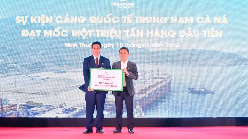 Ông Lê Như An, Phó Tổng giám đốc Trungnam Group trao quà tài trợ cho lãnh đạo Bệnh viện Đa khoa tỉnh Ninh Thuận. (Ảnh: NGUYỄN TRUNG)