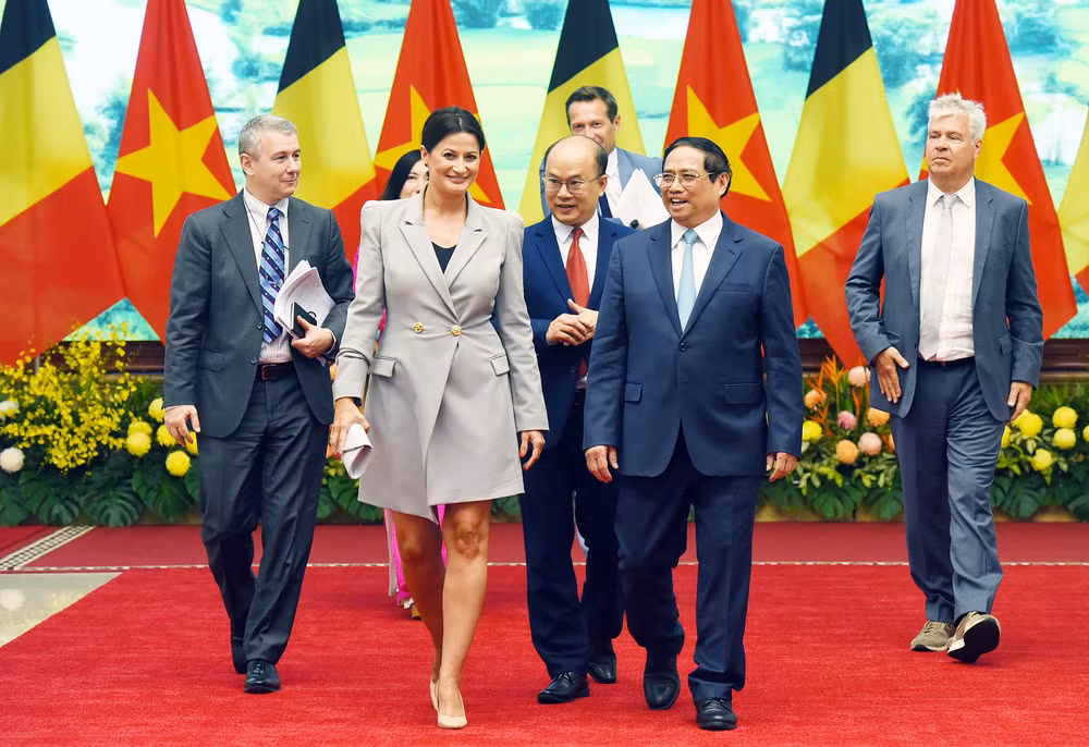 Thủ tướng Phạm Minh Chính và Chủ tịch Thượng viện Vương quốc Bỉ Stéphanie D'Hose.(Ảnh: Trần Hải)