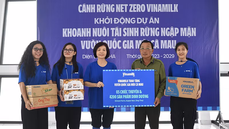 Bà Bùi Thị Hương (thứ ba từ trái qua), Giám đốc điều hành Vinamilk, đại diện trao tặng 05 chiếc thuyền và 4.200 sản phẩm dinh dưỡng cho đại diện Vườn quốc gia Mũi Cà Mau.